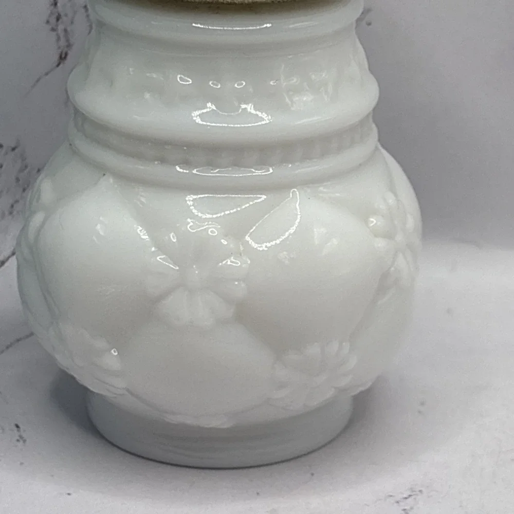 Vintage Avon Unforgettable Powder Sachet 1/2 Full Powder White Quilted Pattern